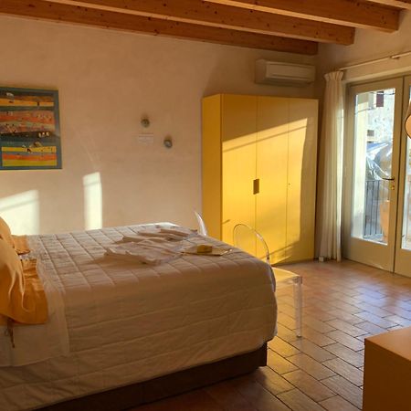 L'Isolo B&B E Case Vacanza Monzambano Bagian luar foto