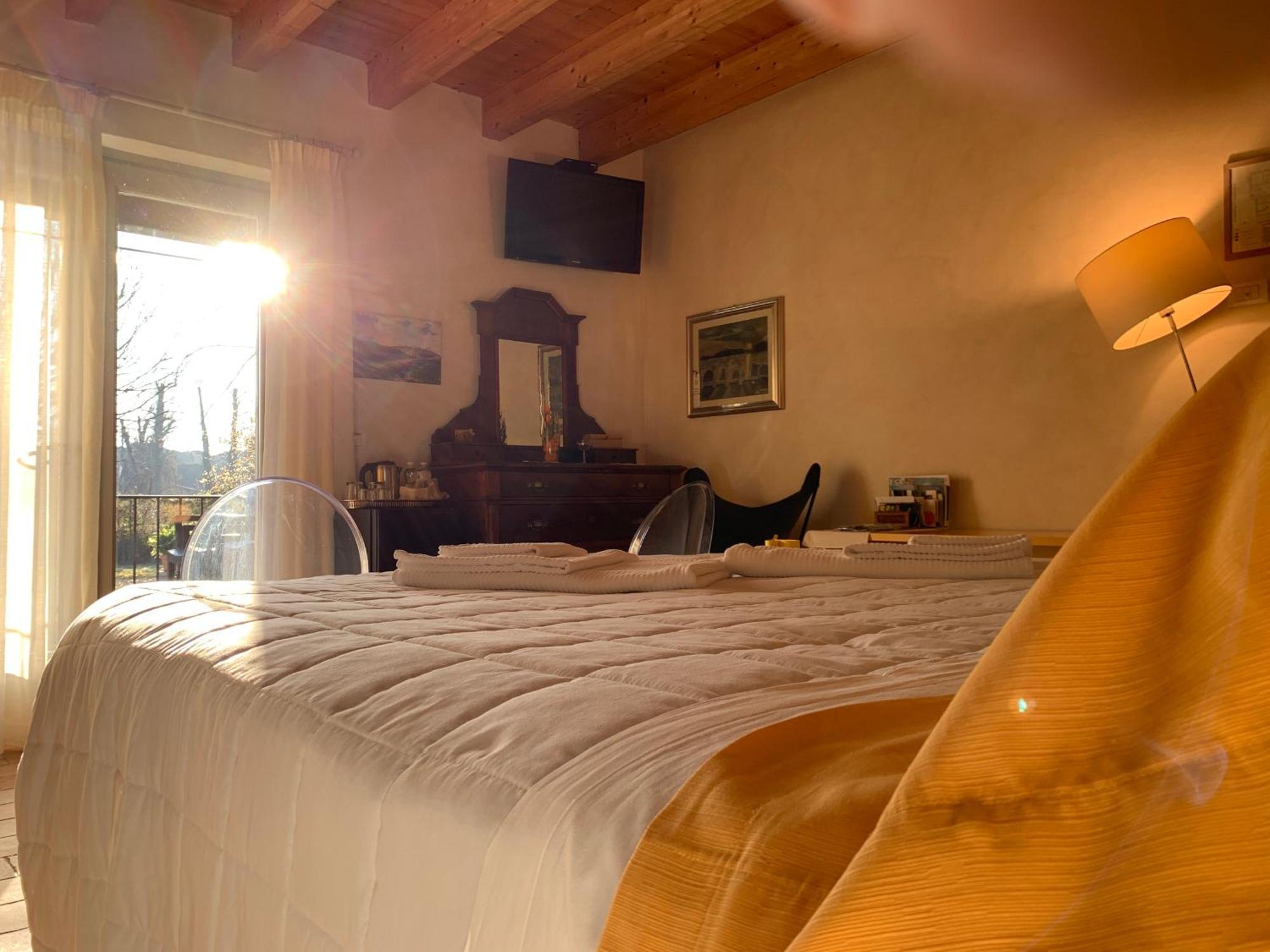 L'Isolo B&B E Case Vacanza Monzambano Bagian luar foto